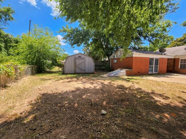 Building Photo - 3 Bedroom 2 Bath brick home in Shawnee