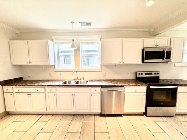 Building Photo - 3 Bed, 2 Bath Home w/ Fenced Backyard