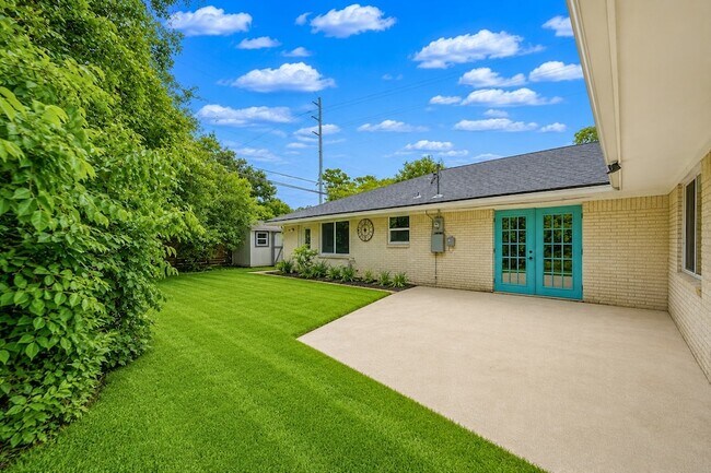 Building Photo - 5019 Oak Forest Dr