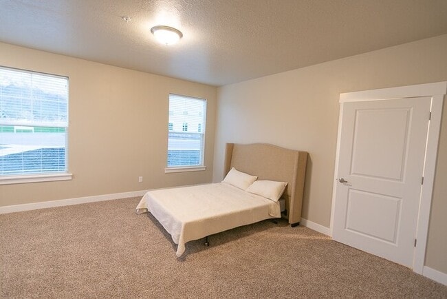 Building Photo - Beautiful Middle Floor Condo in Springville