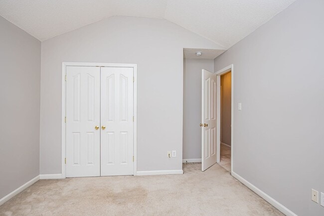 Building Photo - Beautiful Chesterfield Home Is Ready For Y...