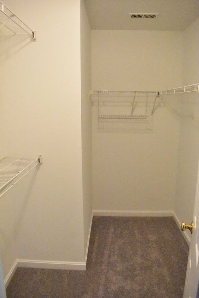 Building Photo - North Stafford End Unit Townhome !!