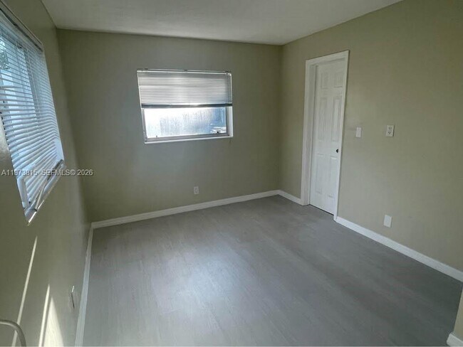 Building Photo - 4991 SW 27th Ave