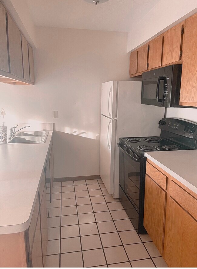 Building Photo - 4758 Sunnybrook Rd