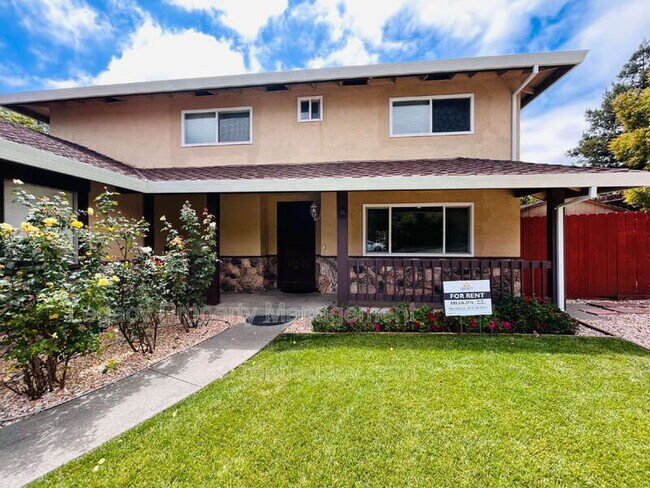 Building Photo - 493 Dahlia St