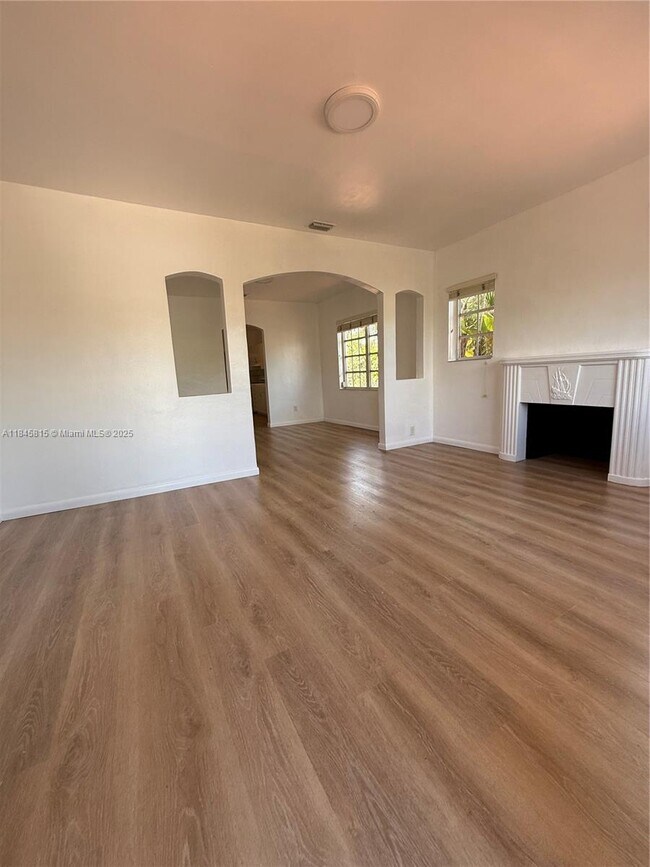 Building Photo - 1218 SW 11th Ave