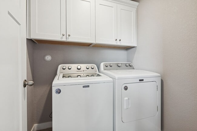 Building Photo - 4 bed/2.5 bath Ready Now- Norfolk