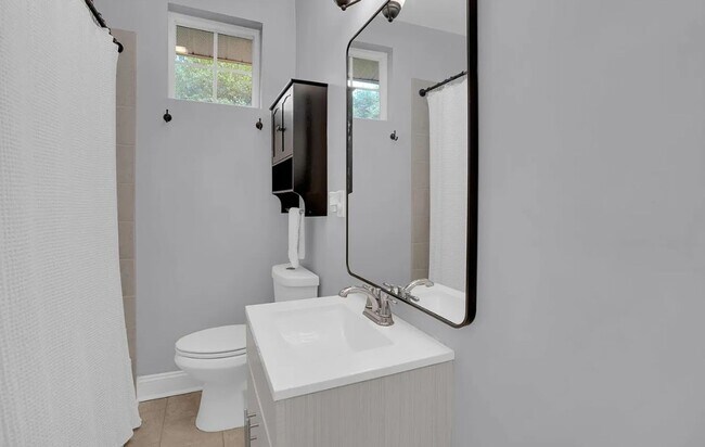 Building Photo - Vintage Craftsman