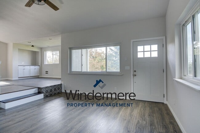 Building Photo - Charming 3 Bedroom 2 Bathroom Home in Sierra with Water View