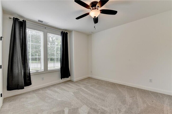 Building Photo - 6892 Roswell Rd NE