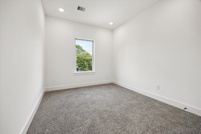 Building Photo - 2015 Brackenridge St