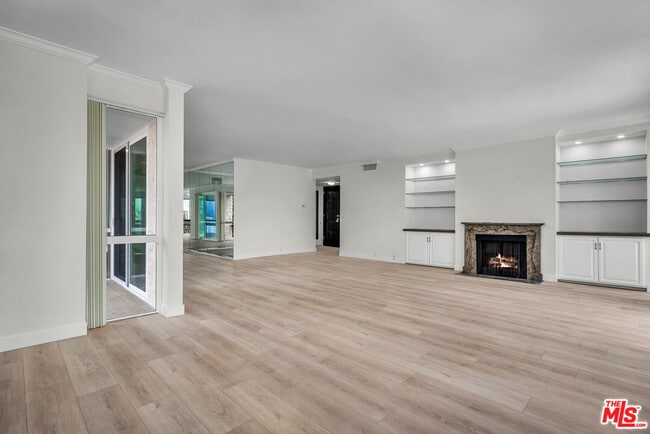 Building Photo - 320 N Maple Dr