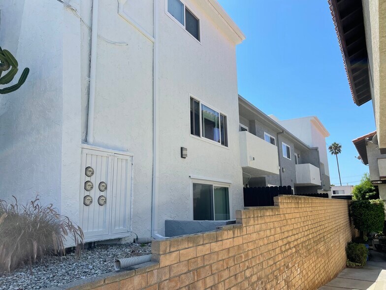 Building Photo - 423 N Elena Ave