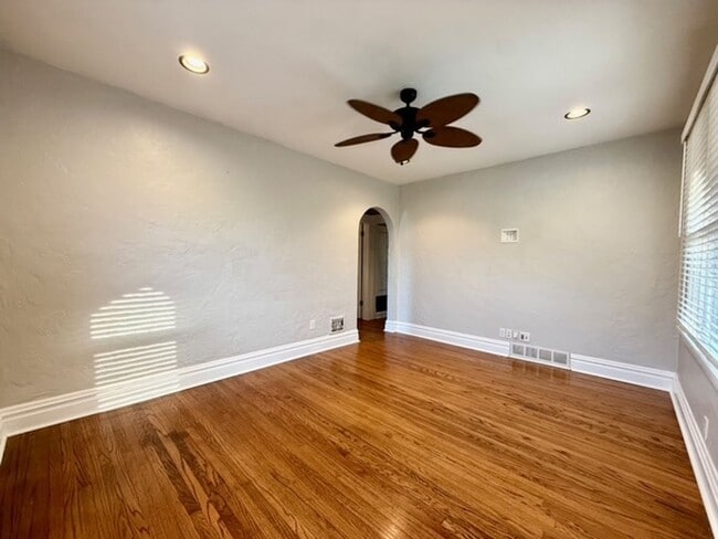Building Photo - **Charming home in Lindbergh School Distri...