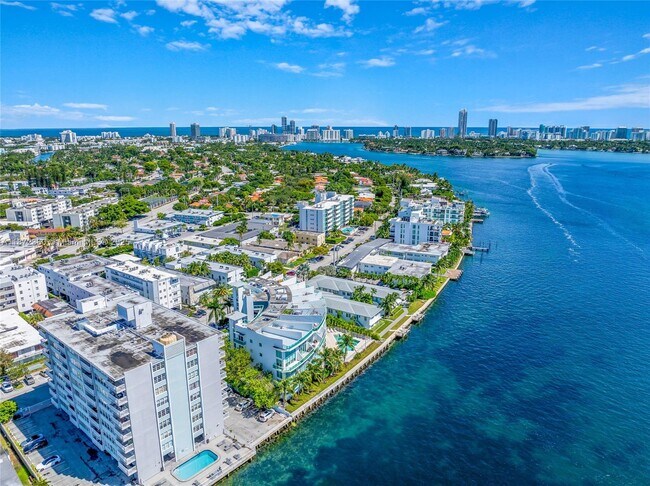 Building Photo - 2000 Bay Dr