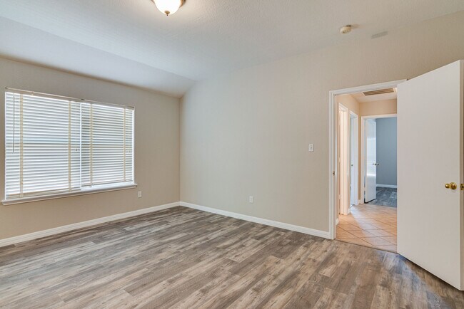 Building Photo - 6718 Valley Branch Dr