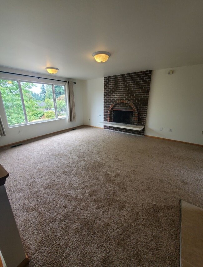 Building Photo - **Apply by 10/15 for 2 Weeks Free Rent** K...