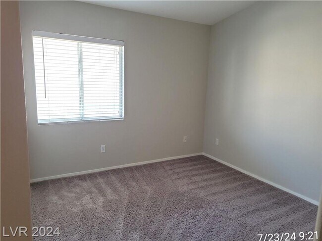Building Photo - BOULDER RANCH-TWO PRIMARY SIZED BEDROOMS!!!