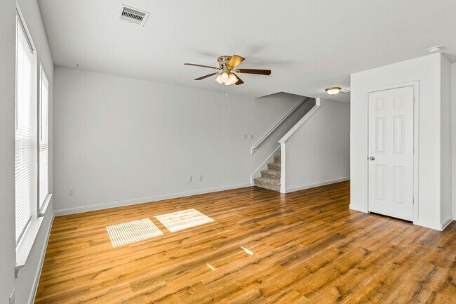 Building Photo - 169 Iris St