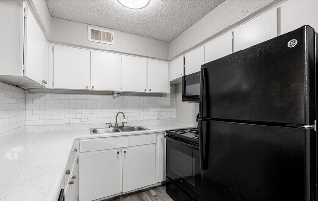 Kitchen - Arbor Park Apartments