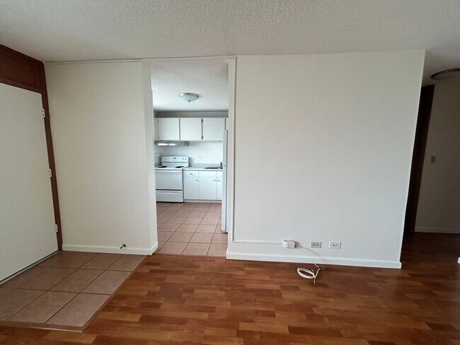 Building Photo - 2 Bedroom/1 Bath/ 1 Parking Highly Desirable Unit in Salt Lake