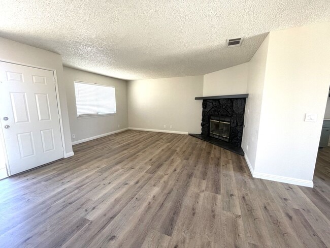 Building Photo - Recently Renovated and Move In Ready!