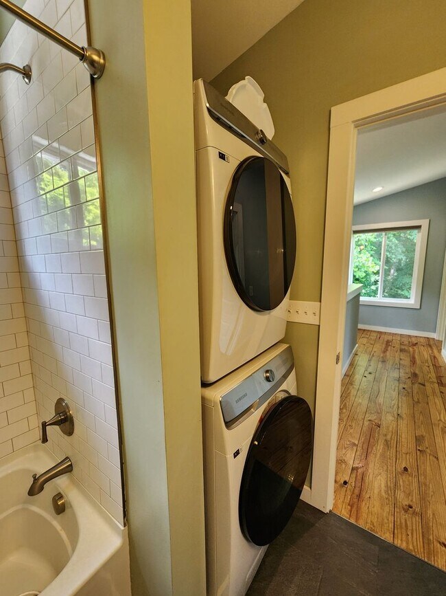 Building Photo - West Asheville Rental