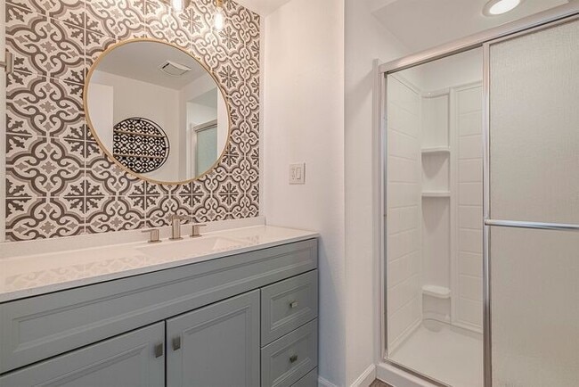 Building Photo - 4 bedroom 3 bath home in Tualatin with sep...