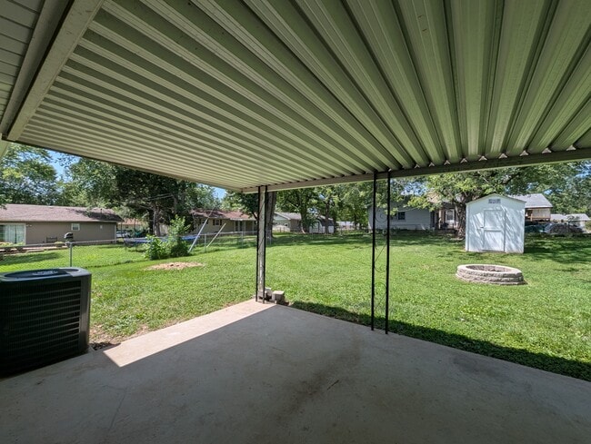 Building Photo - 743 E Mcclernon St