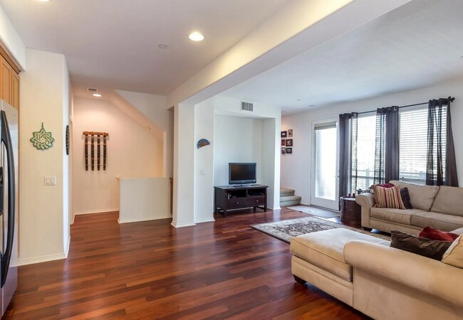 Building Photo - BRIGHT & PRIVATE, END CORNER UNIT, 2BR/2.5BA CONDO IN THE FUSION COMPLEX CLOSE TO EVERYTHING & 5 ...