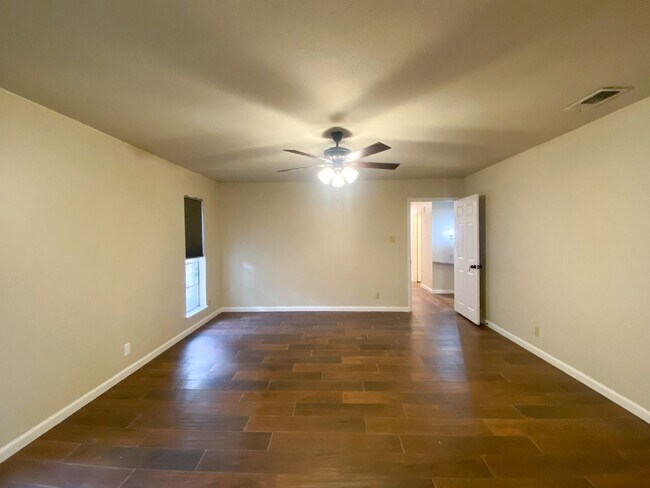 Building Photo - WHISPERING OAKS RARE FIND 3 BD/2 BA AVAILABLE APRIL 7TH!