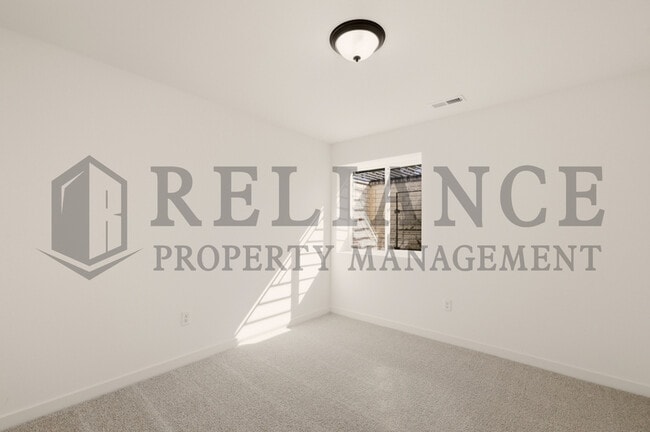 Building Photo - 5238 N Pinecrest Ct