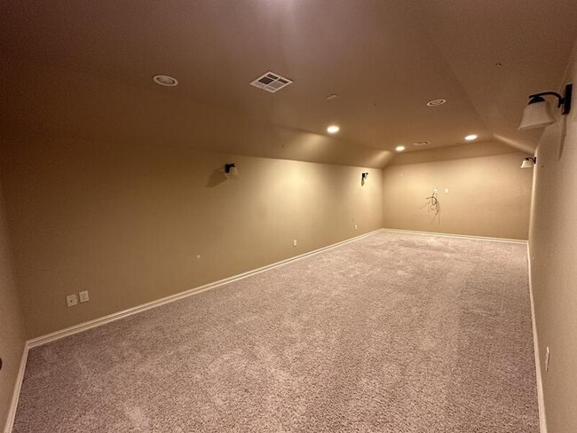 Building Photo - 5300 Oak Meadow Dr