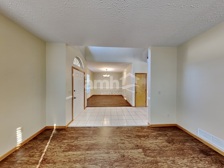 Building Photo - 8865 Kingsley Dr