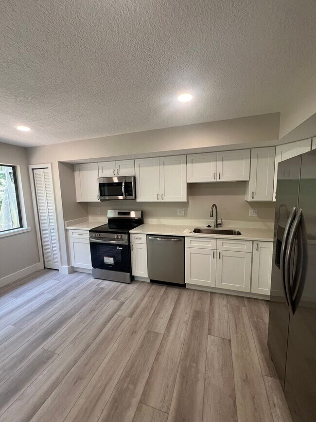 Building Photo - Spacious 4-Bedroom Pool Home in Desirable Winter Springs!