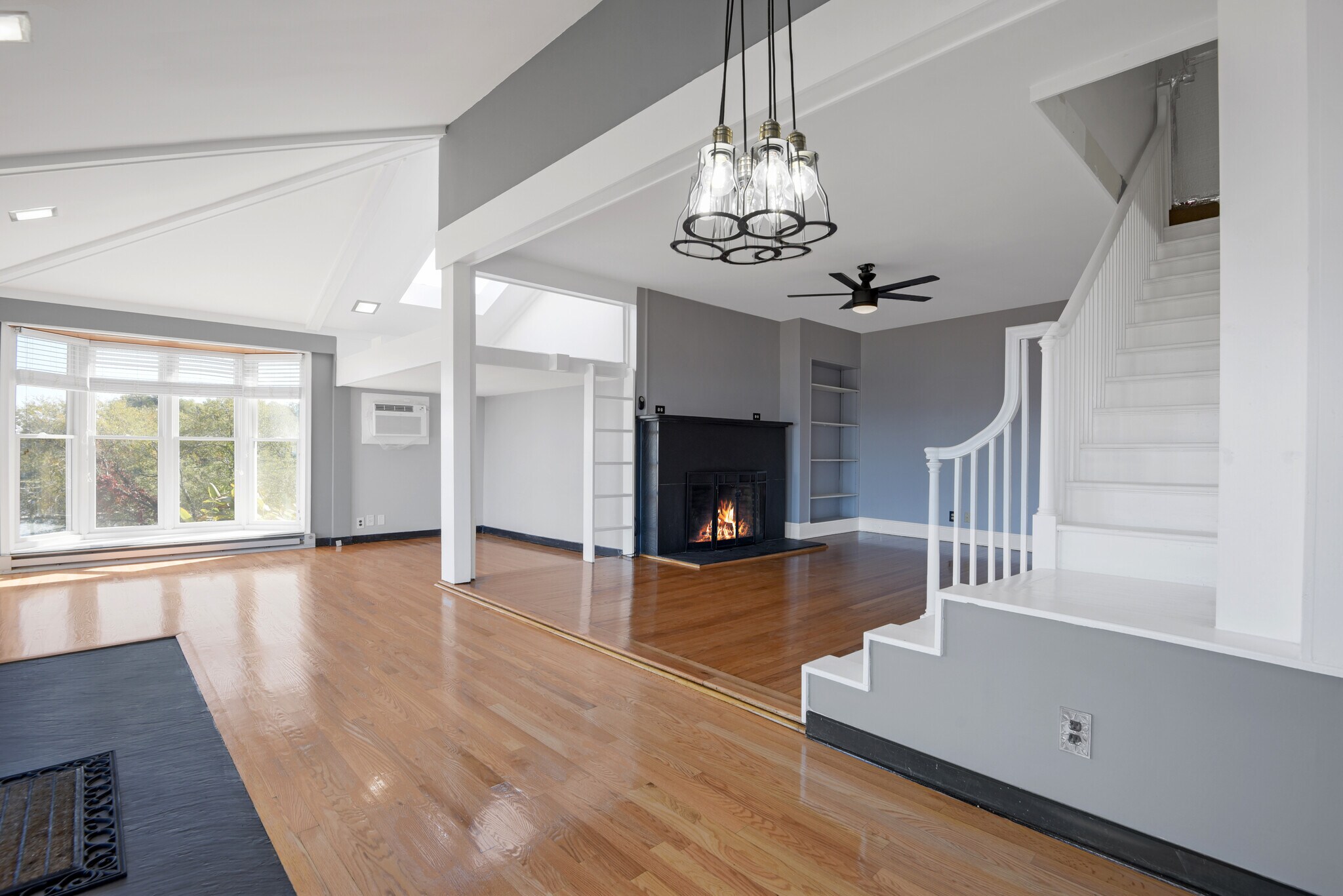 vaulted ceilings, dining area off kitchen - 1301 Rogers Rd
