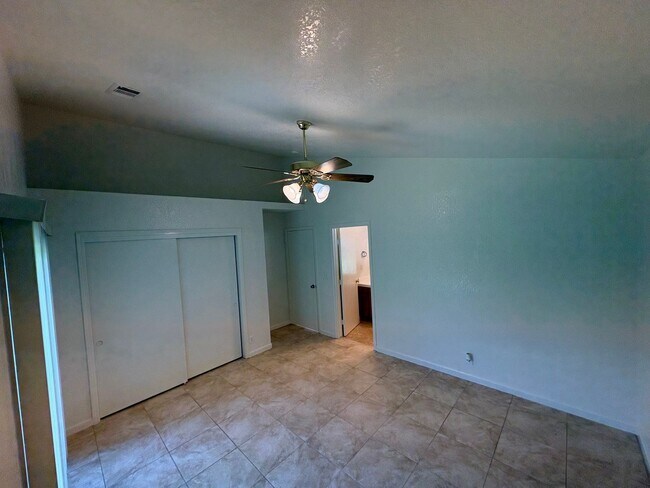 Building Photo - NE Visalia home Rent Ready!