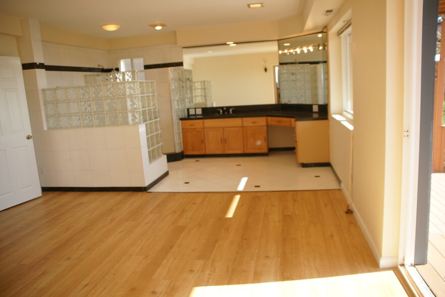 Building Photo - 220 Shoreview Dr