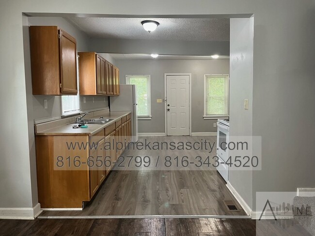 Building Photo - Spacious Upstairs Loft with Bathroom!