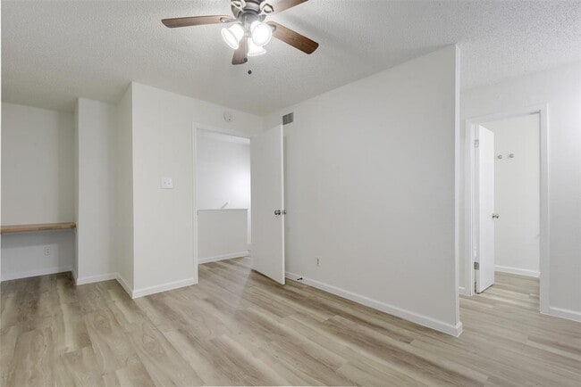 Building Photo - 6803 Woodhue Dr