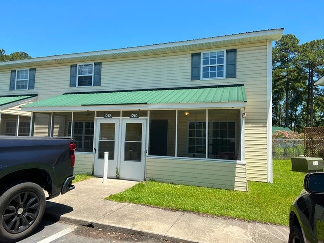 Building Photo - 1210 Shalom Dr