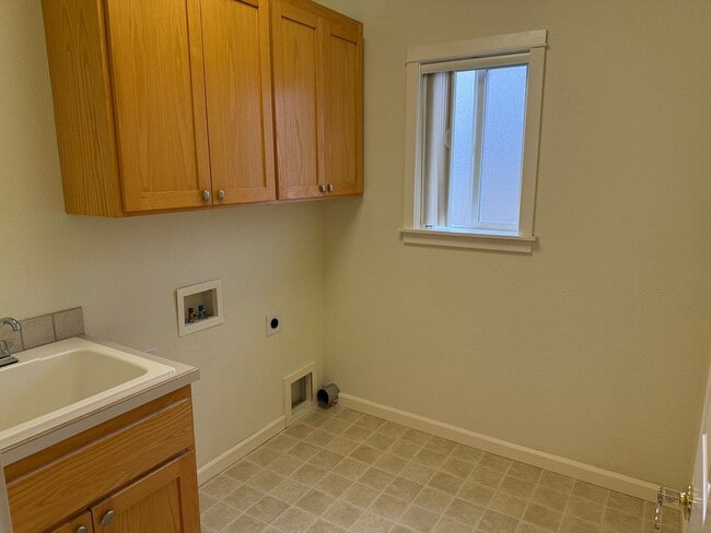 Building Photo - Beautiful 3 bedroom 2 bath house in Cottage Grove!