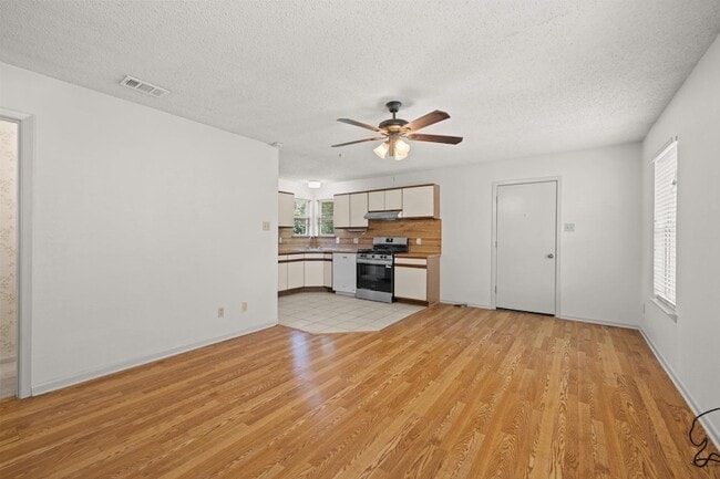 Building Photo - 701 1/2 S Walnut Street Unit