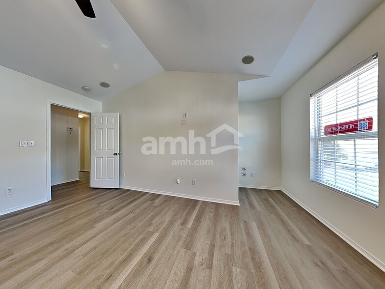 Building Photo - 8312 Ainsworth St