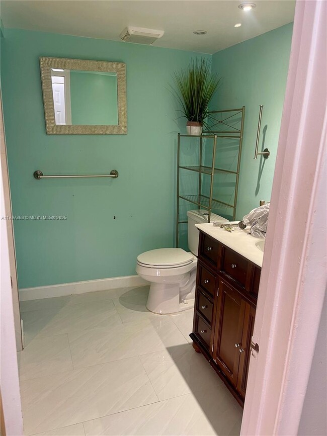 Building Photo - 6695 Racquet Club Dr