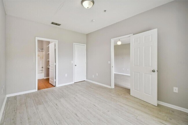 Building Photo - 9405 Crescent Loop Cir