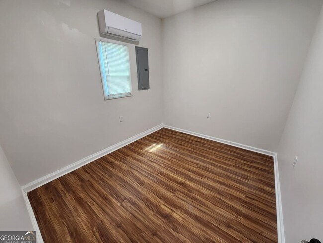 Building Photo - 2431 Woodside Way