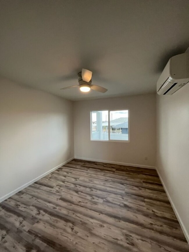 Building Photo - 3 bedrooms/ 2 baths on the ground level Du...