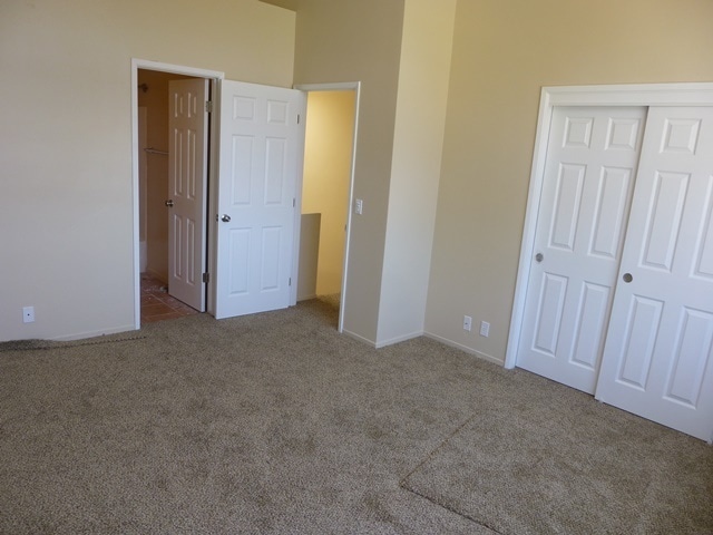 Building Photo - Updated Townhome in Country Club Village Green