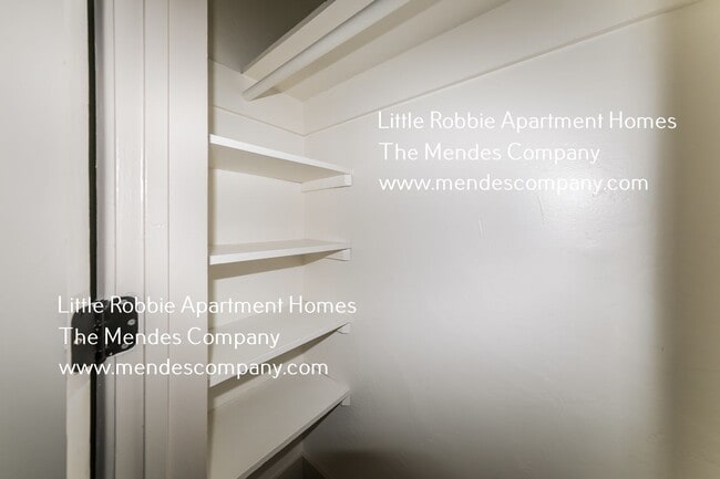 Building Photo - 1762 1/2 Robinson Avenue-